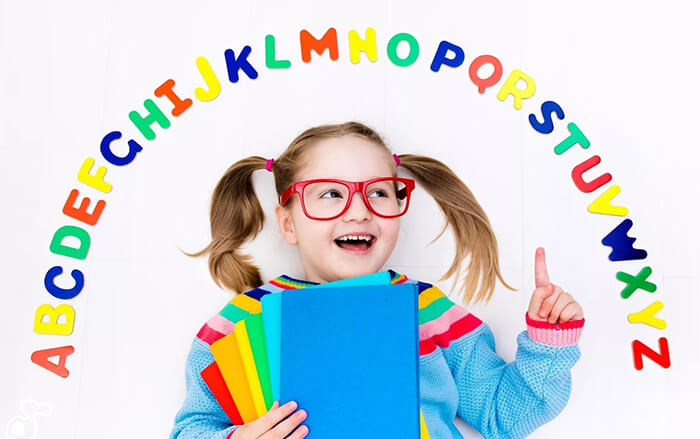 Girl with red plastic eyeglasses holding some colored folders ready for school